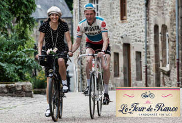 Couple en tenue vintage sur leurs vélos Le Tour de Rance, randonnée vintage