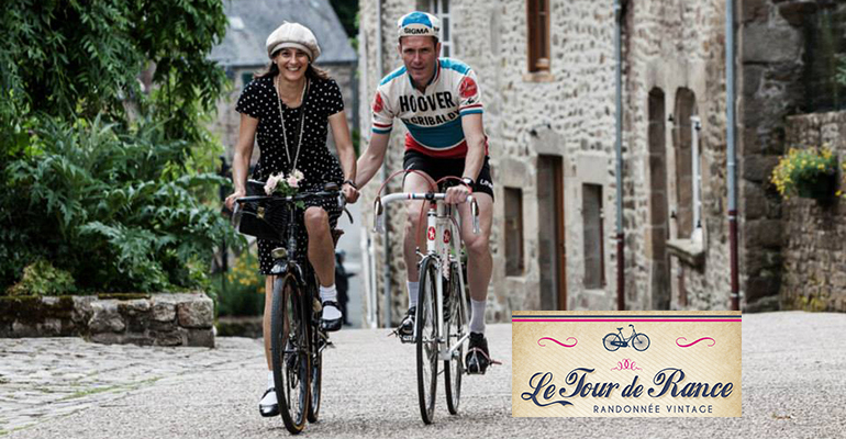 Couple en tenue vintage sur leurs vélos Le Tour de Rance, randonnée vintage