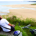 Week-end à vélo en amoureux couple regardant une plage