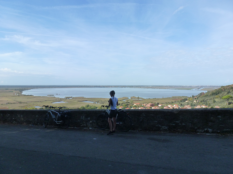 Femme à vélo devant un lac