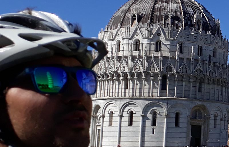 Cycliste devant un monument historique