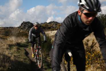 2 hommes à VTT sur chemin