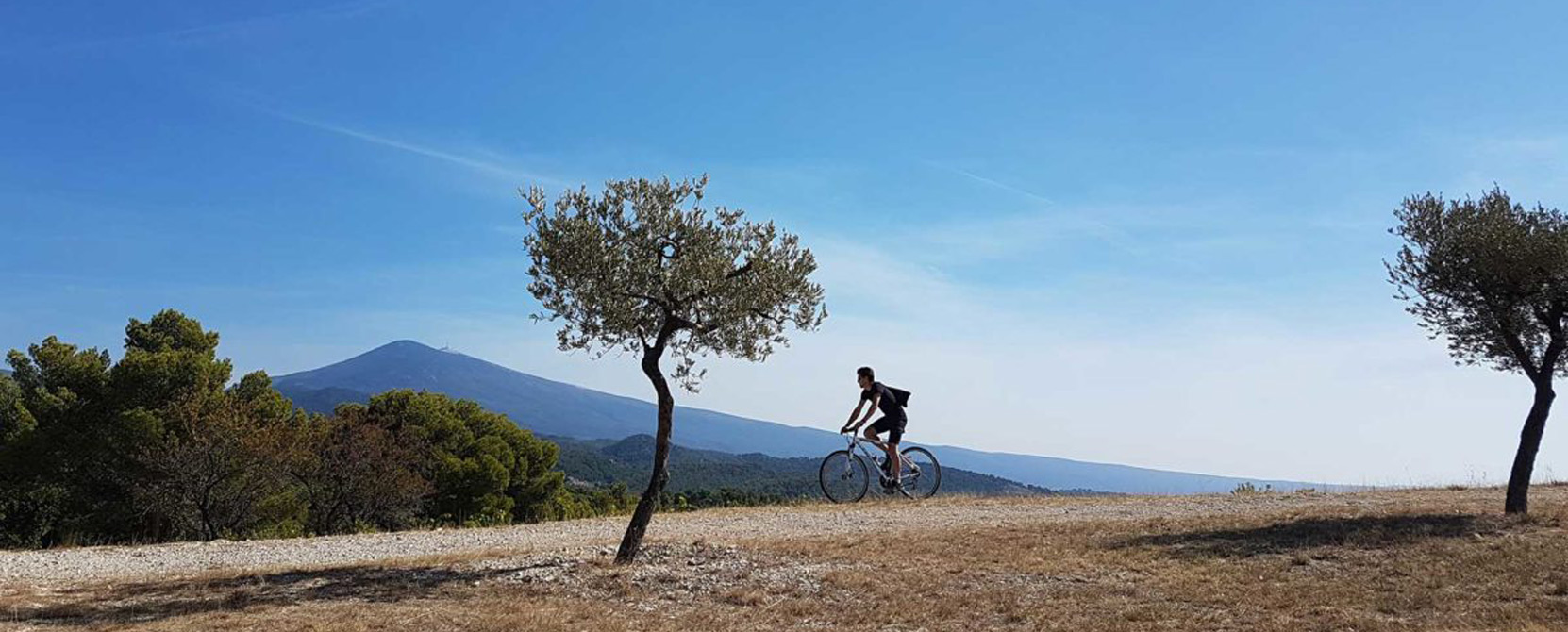 Homme à VTT sur chemin et montagne en arrière-plan Votre voyage sur mesure