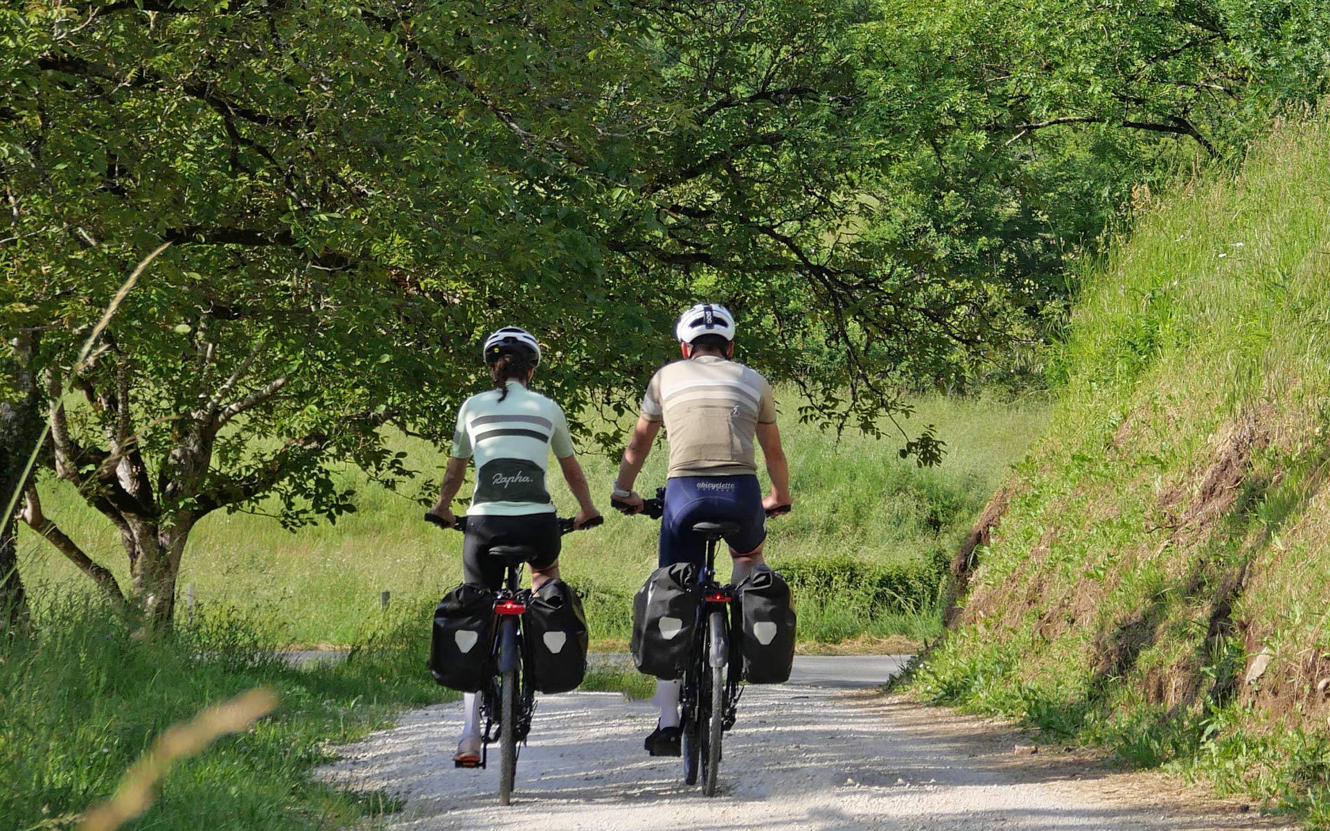 Deux cyclistes avec leur sacoches