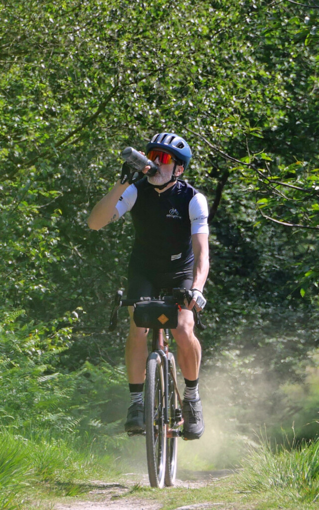 Cycliste en train de boire au bidon sur son vélo