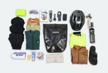 Tous les vetements et accessoires a mettre dans ses sacoches vue du haut