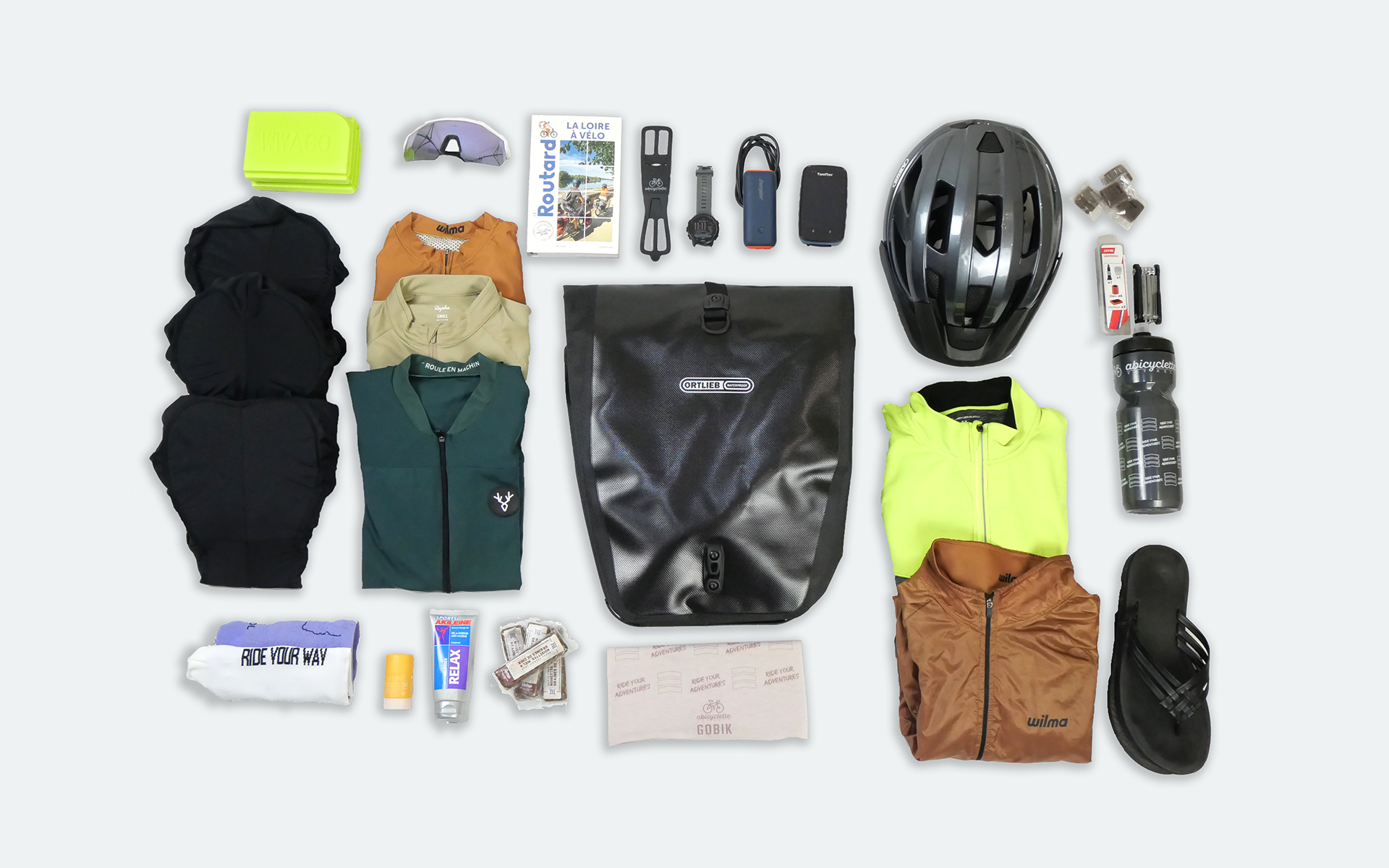 Tous les vêtements et accessoires à mettre dans ses sacoches vue du haut