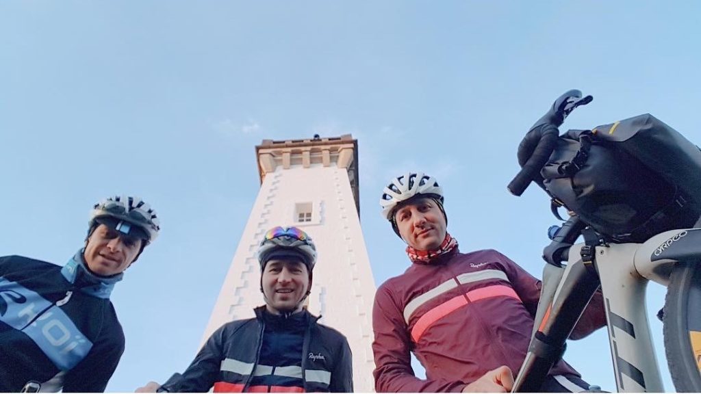 3 gravel Grinder portrait contre plongée avec phare