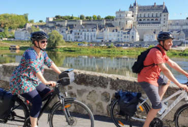 Couple à vélo face au château d'Amboise