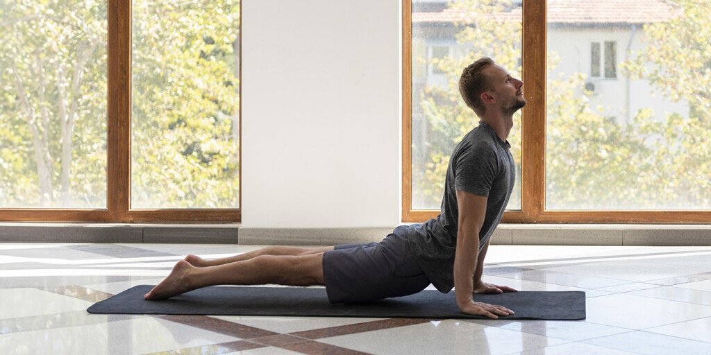 Un homme réalise une posture de yoga bénéfique pour le cyclisme