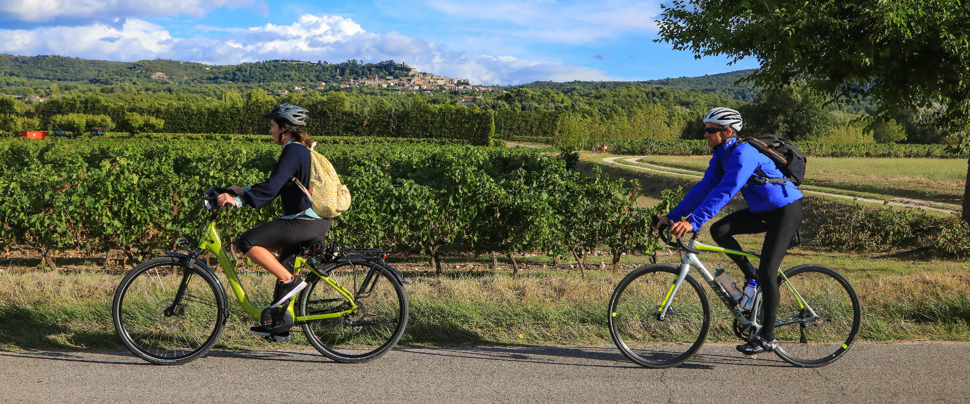 Couple à vélo route vigne village provençal