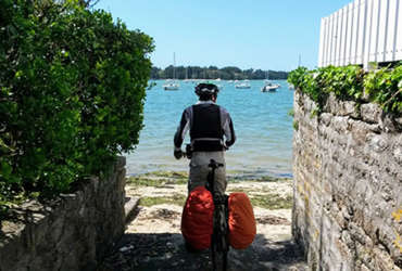 cycliste face à la mer