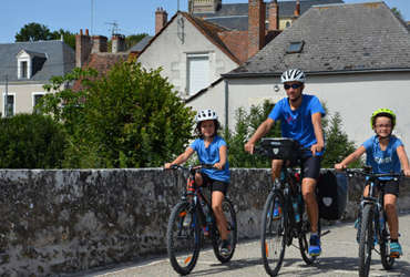 famille à vélo en voyage