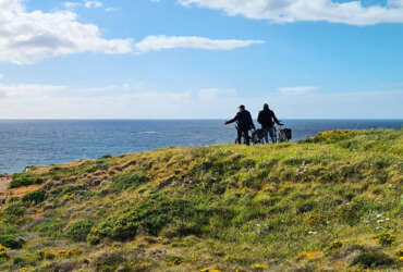 2 cyclistes au bord de la mer sur la côte bretonne