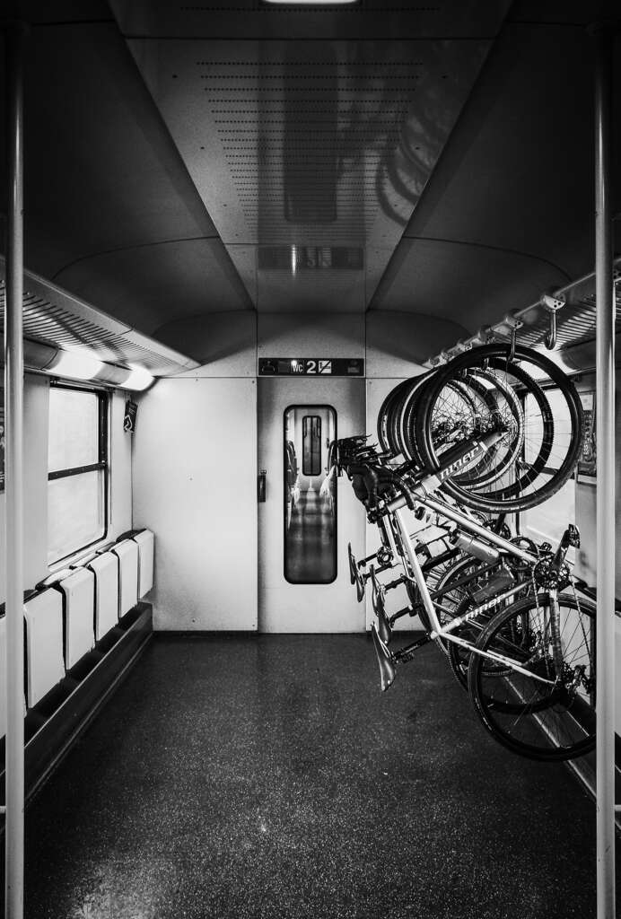 vélo sur un rack dans un train 