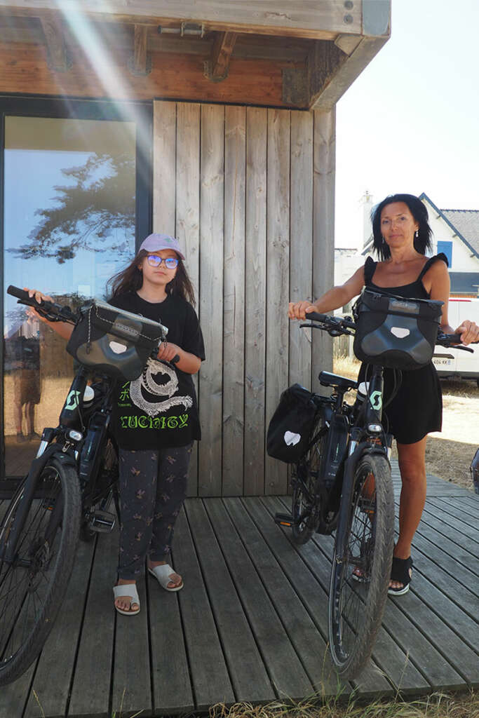 2 femmes avec leurs vélos