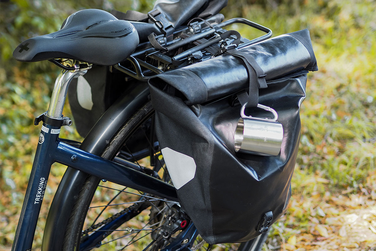 vélo avec sacoches arrières