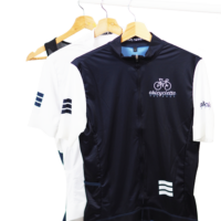Maillot bleu marine porté cintre