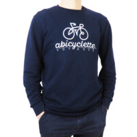 Pull bleu marine porté homme