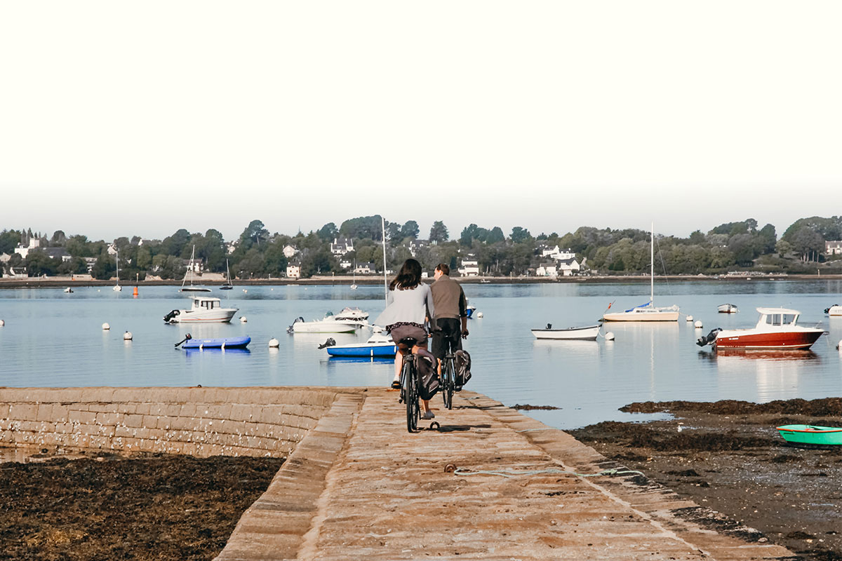 Couple à vélo devant un port