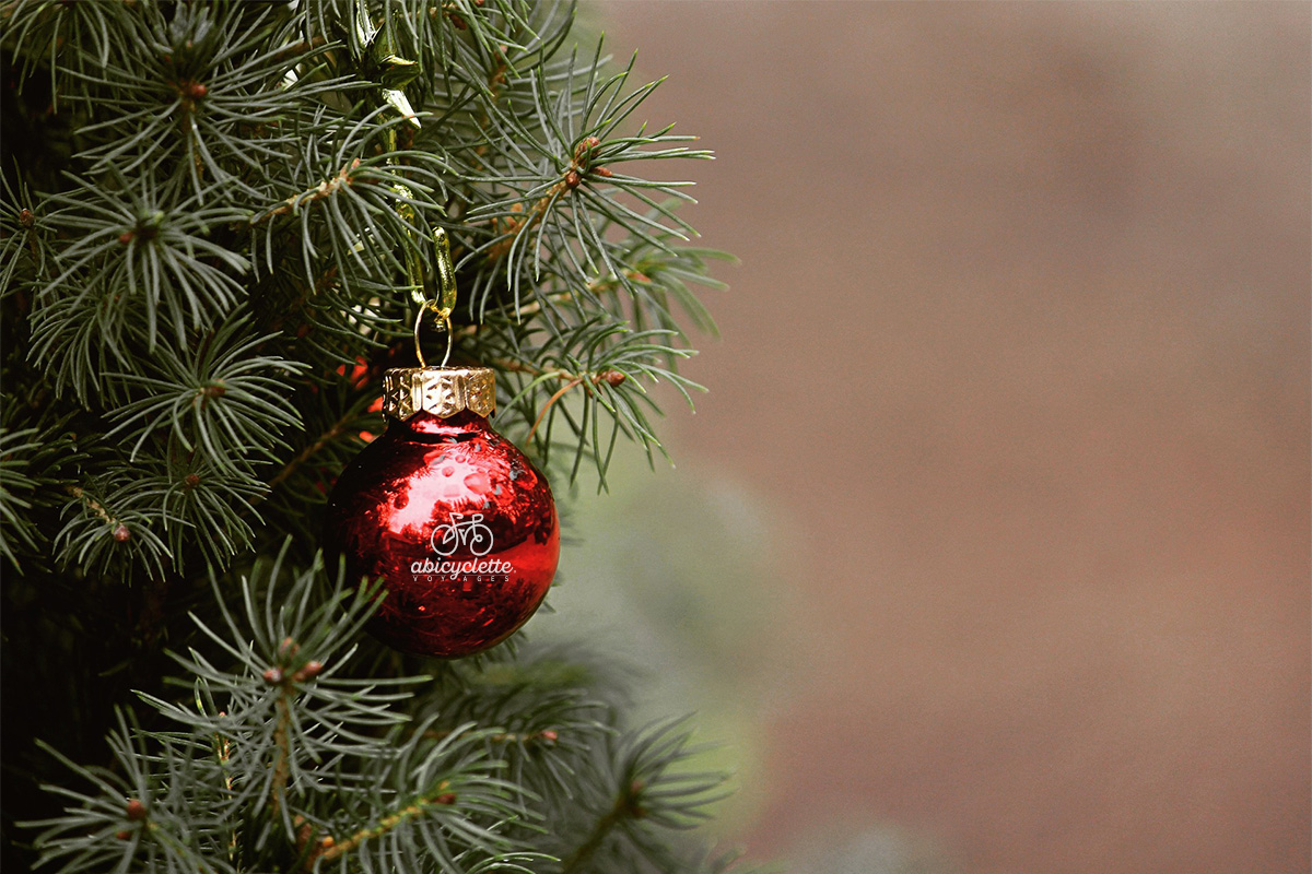 Sapin et boule de noël Abicyclette Voyages