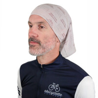 Un homme porte le tour de cou en bandana sur la tête
