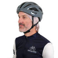 Un homme porte le tour de cou en bandana sur la tête avec un casque cycliste par dessus