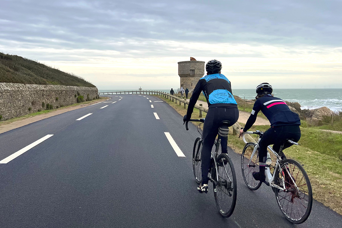 2 cyclistes le long de la côte bretonne