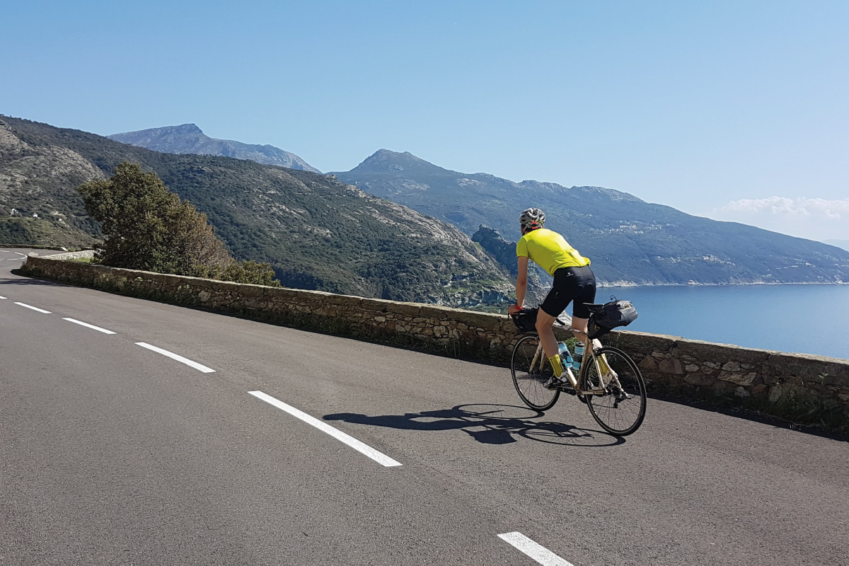 Un cycliste sur les routes côtières en Corse
