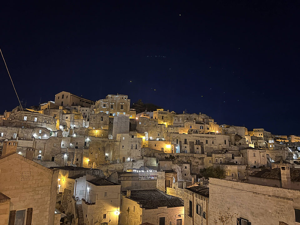 La ville de Matera de nuit