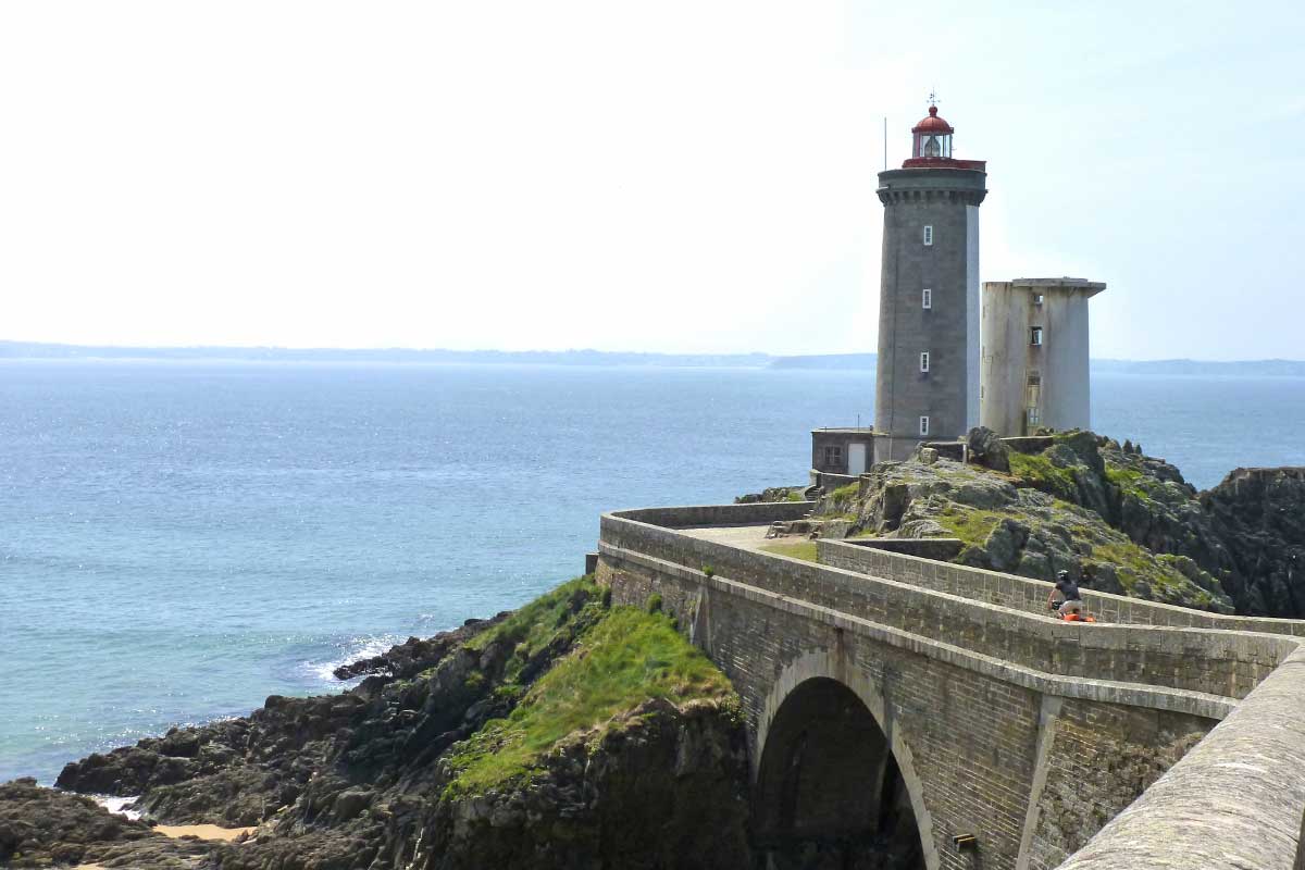 Cycliste longeant le chemin vers le phare du petit Minou