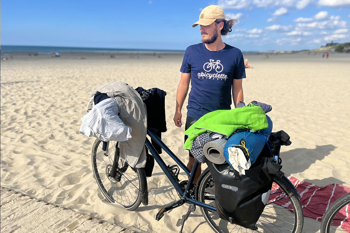 Constant et son matériel de bivouac sur une plage de la côte Normande.