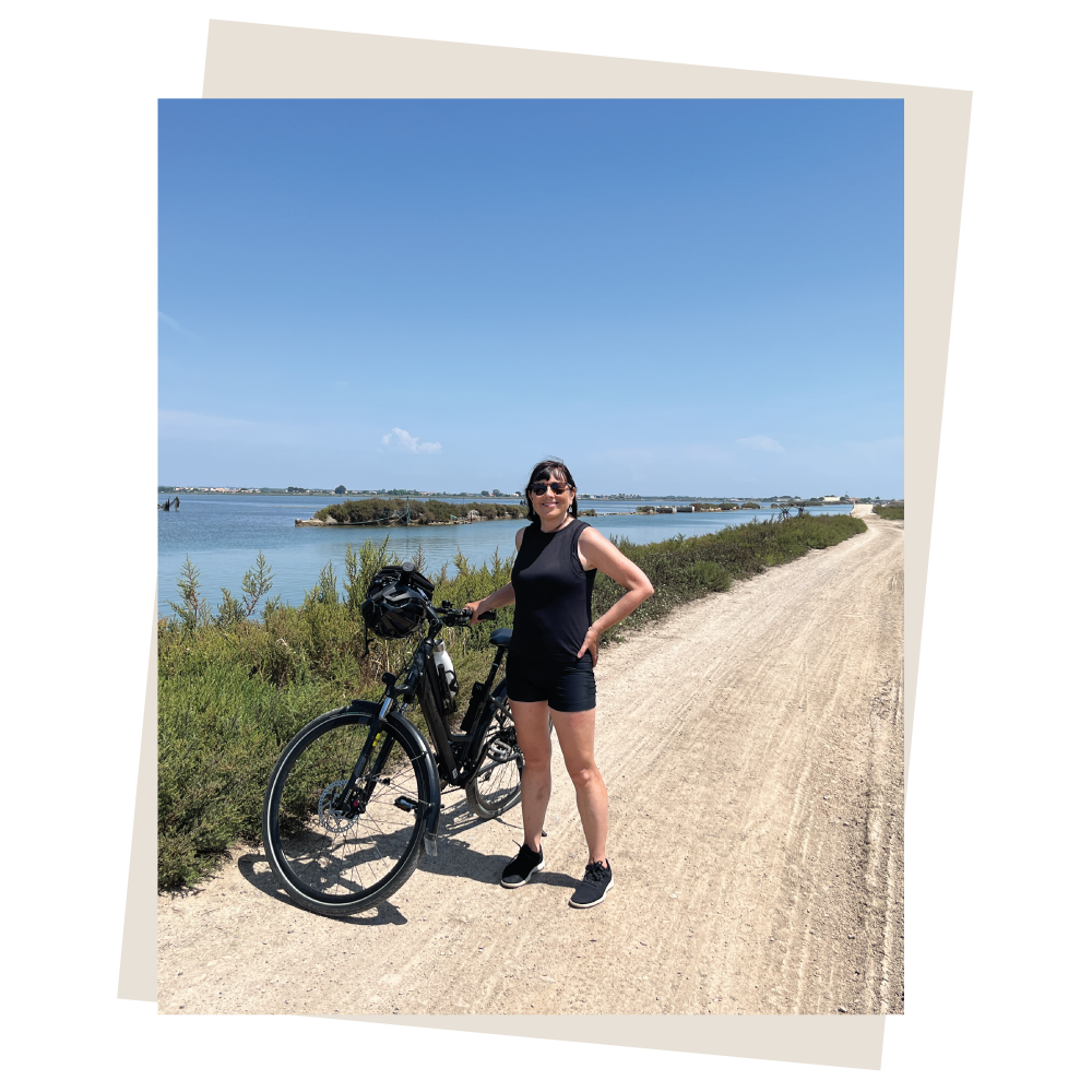 Une cycliste qui pose à côté de son vélo