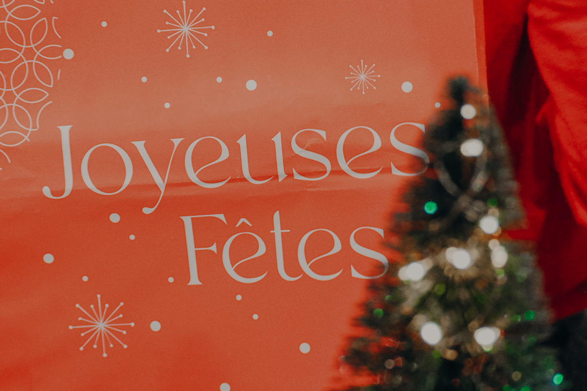 Un carte "Joyeuses fêtes" acoompagnée de son sapin de Noël