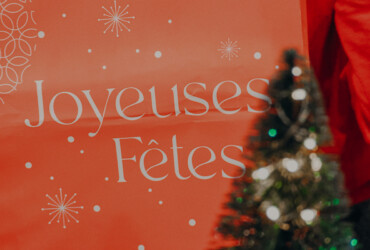 Un carte "Joyeuses fêtes" acoompagnée de son sapin de Noël