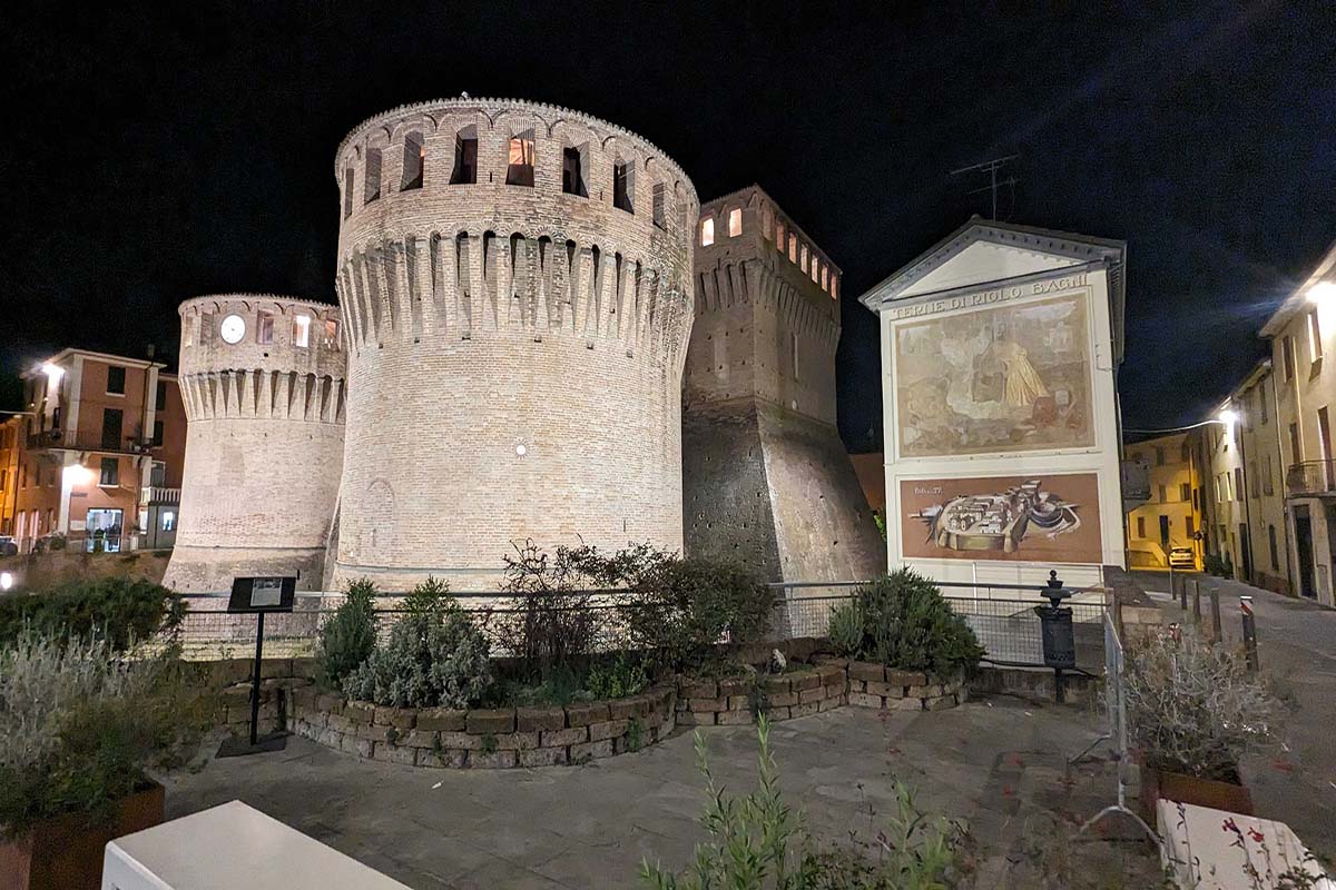 Château Rocca di Riolo, de nuit