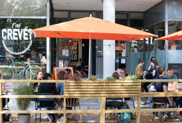 Des personnes mangent en terrasse au café Ta Grand-Mère à Vélo, à Rennes