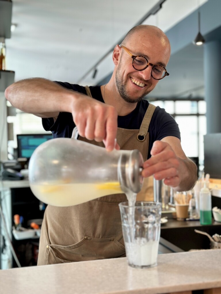 Citronnade servie par une personne de l'équipe du café vélo Ta Grand-Mère à Vélo