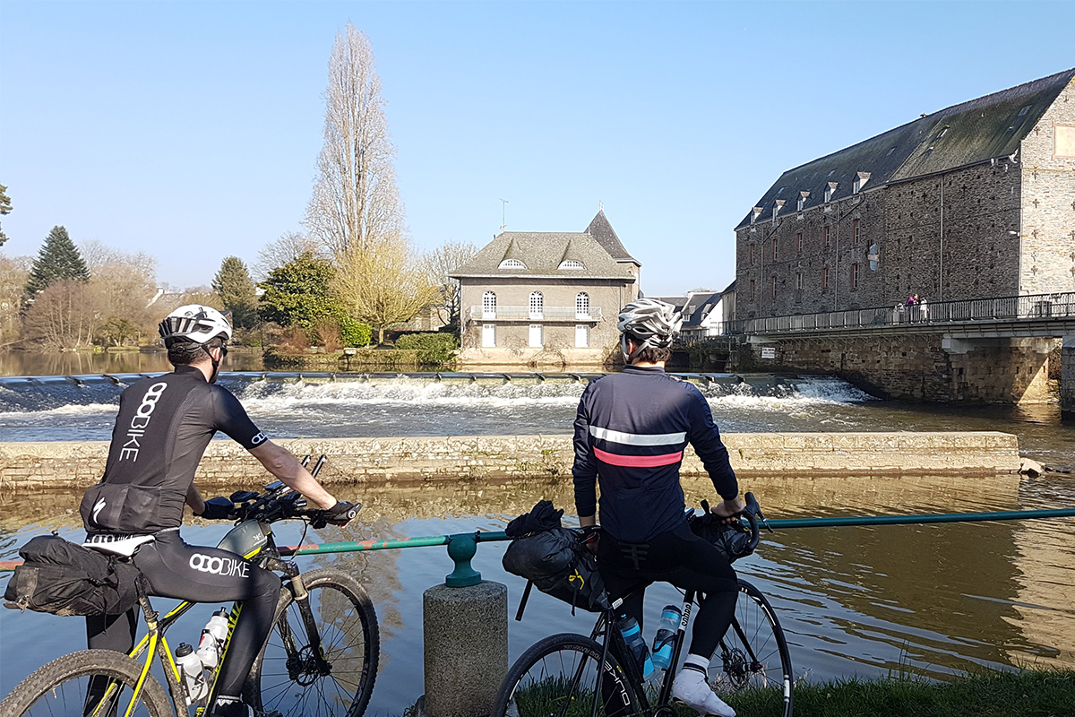 Deux cyclistes sont sur leur vélo et admirent le paysage