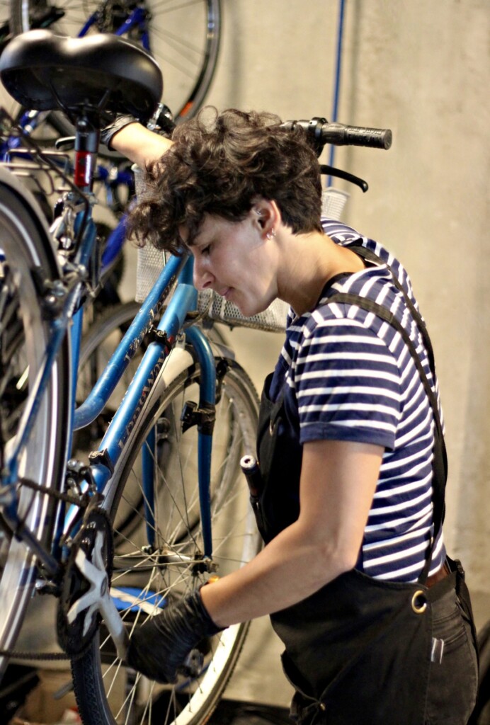 Réparation d'un vélo au café Ta Grand-Mère à Vélo