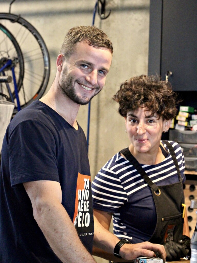 Deux personnes de l'équipe du café Vélo Ta Grand-Mère à Vélo
