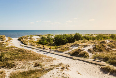 Deux personnes sont à vélo en Suède