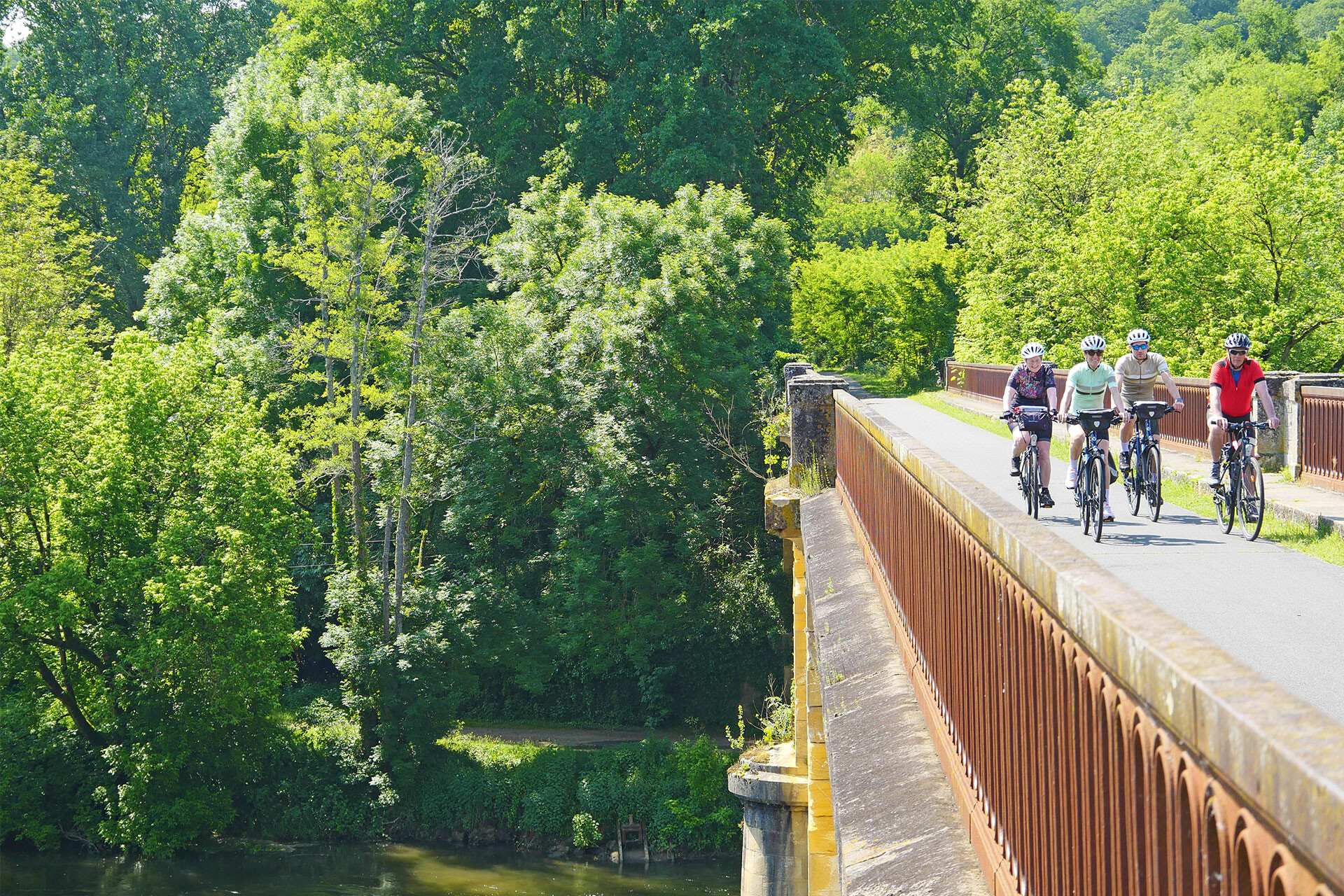 Groupe de cyclistes sur un pont