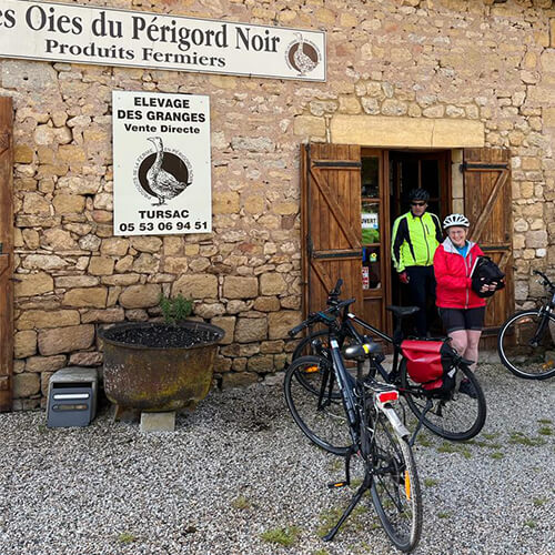 Paulette et Jean voyagent à vélo dans le Périgord