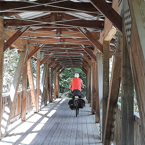Philippe est sur un pont, il voyage à vélo