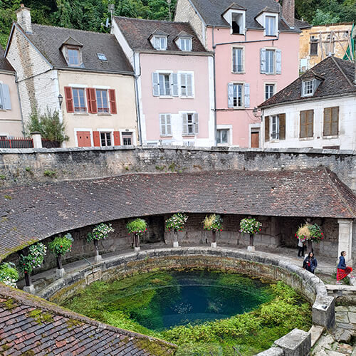 Paysage avec des maisons et un point d'eau lors du voyage à vélo de Philippe et Thérèse