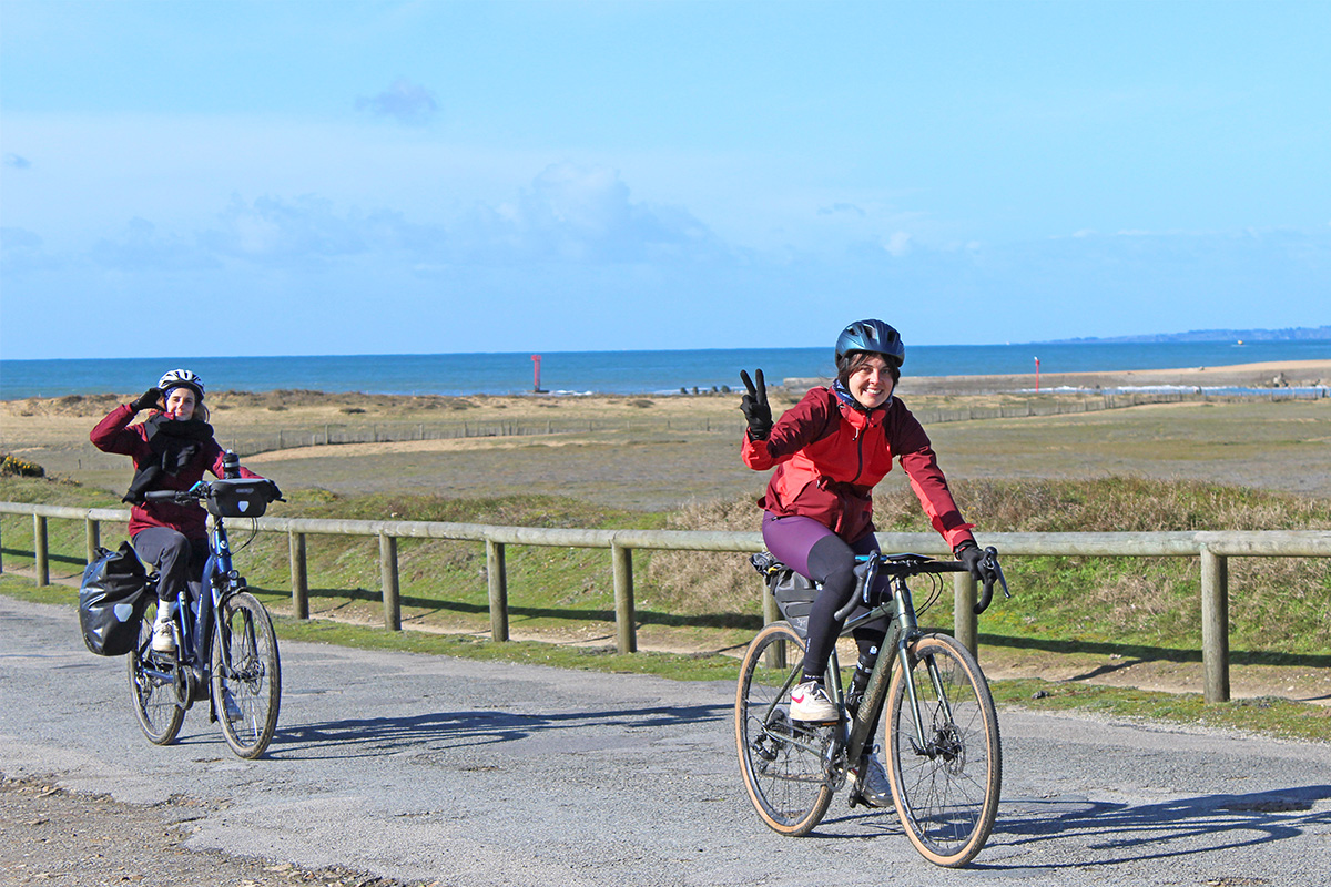Laura et Johanne sur leur vélo le long de la côte bretonne