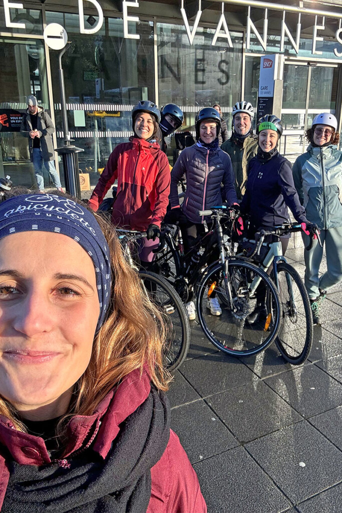 Les 7 aventuriers du jours et leurs vélo devant la gare ferroviaire de Vannes