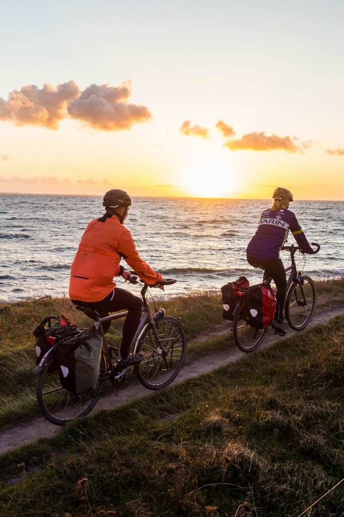 Deux cyclistes sur l'eurovélo au Danemark