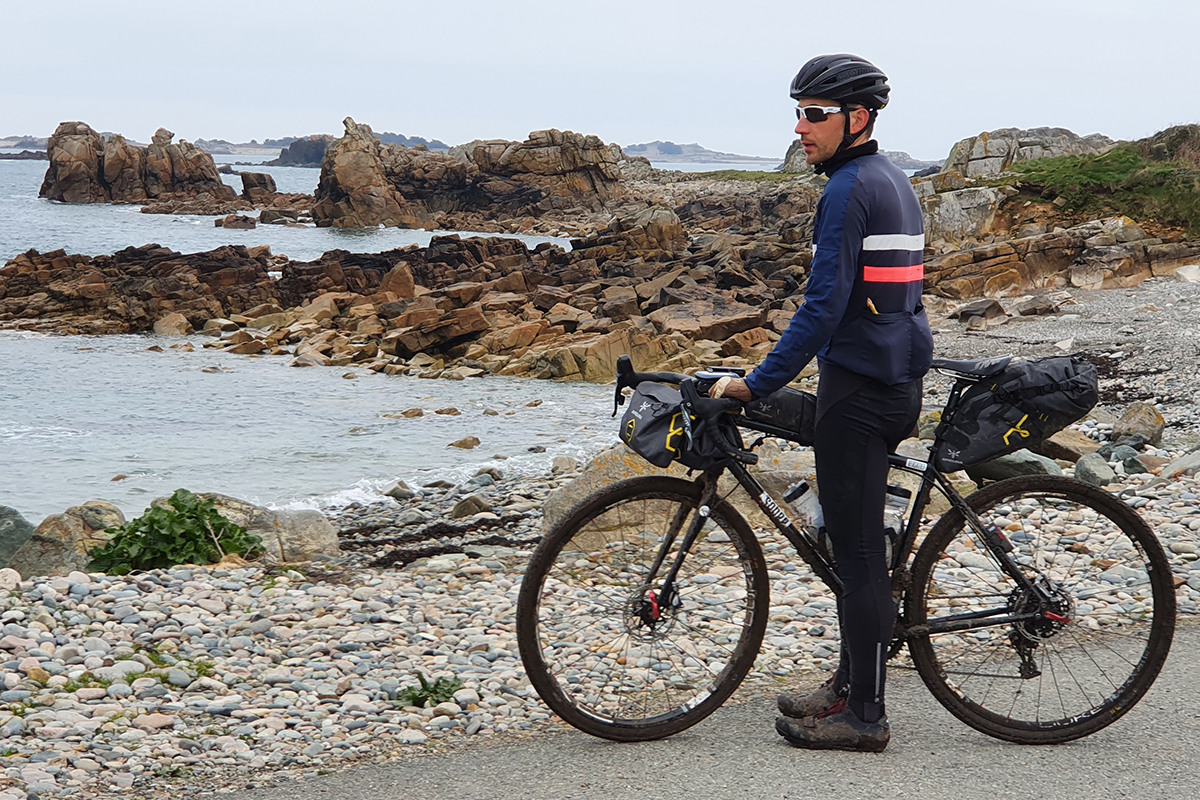 Fabien is on his bike, bikepacking, to travel light.
